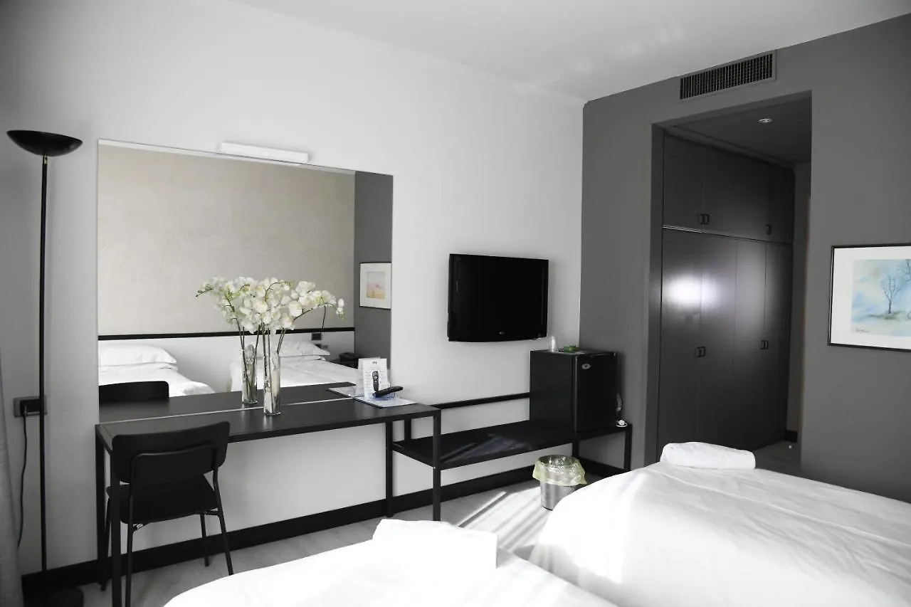 Brianteo Hotel Residence And Restaurant Burago di Molgora 4*,