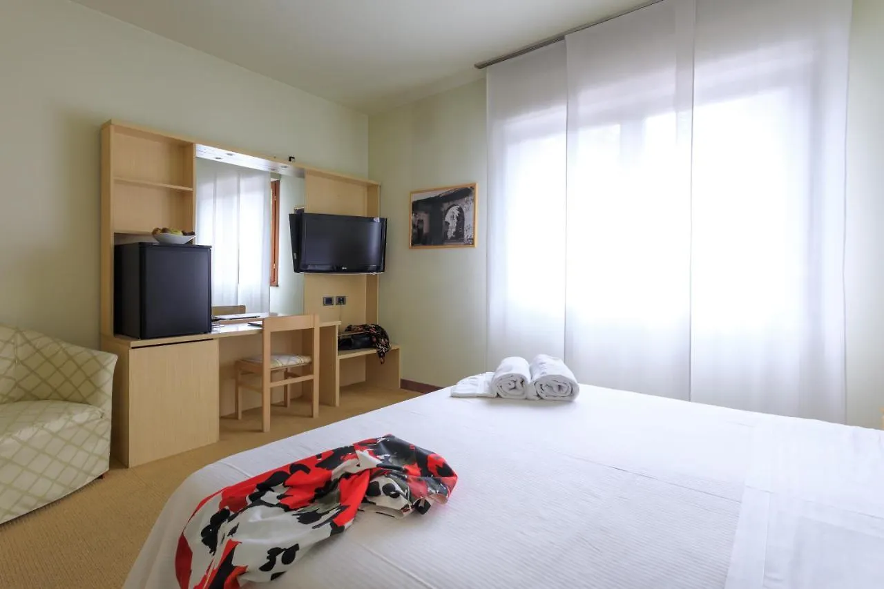 Brianteo Hotel Residence And Restaurant Burago di Molgora 4*,
